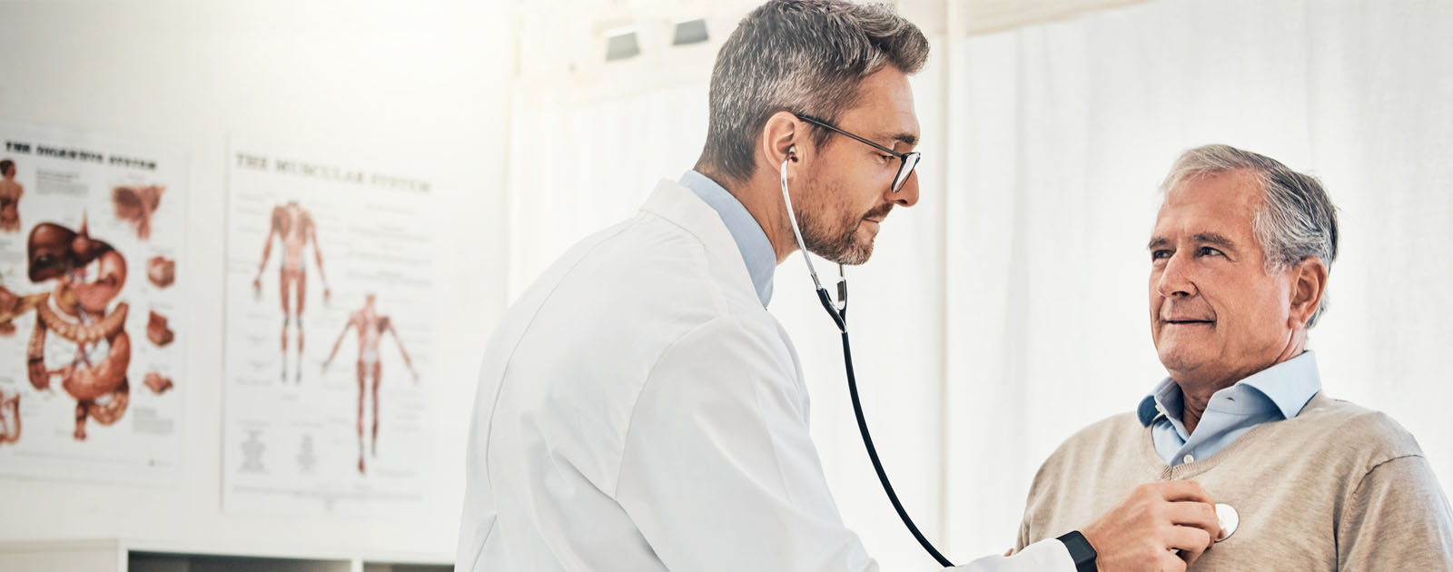 cardiologista a auscultar paciente