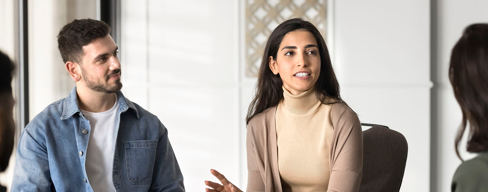 colegas-de-trabalho-a-conversar-em-sessao-de-bem-estar