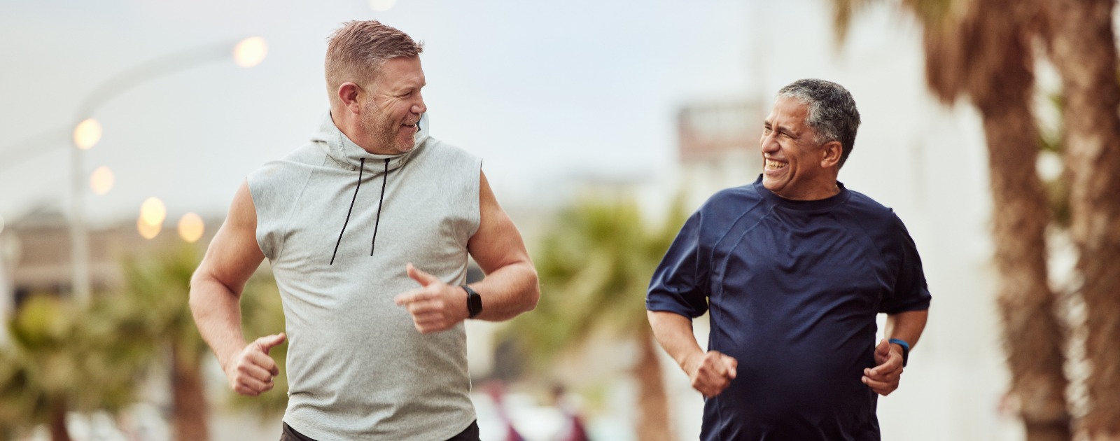 dois homens a correr