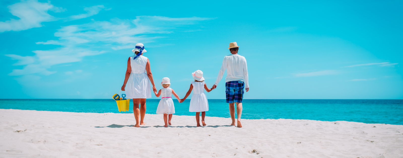Família feliz a passear na praia