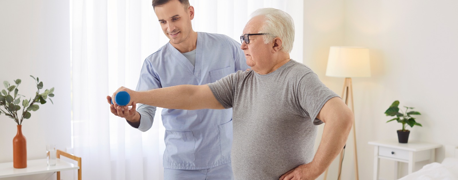 homem a fazer exercício de fisioterapia em casa