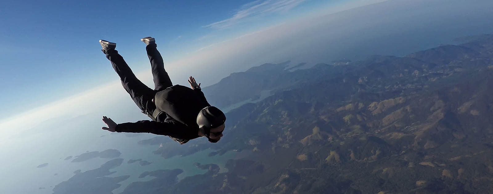 homem a fazer skydive