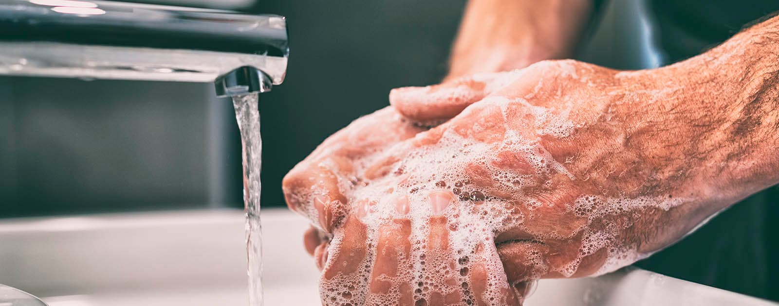 homem a lavar as mãos