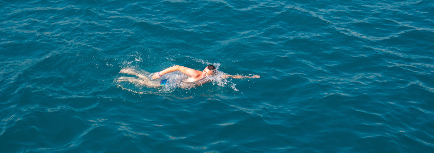 Homem a nadar no mar