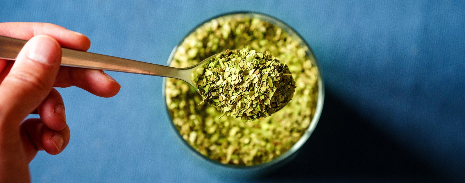 homem a preparar chá de erva-mate