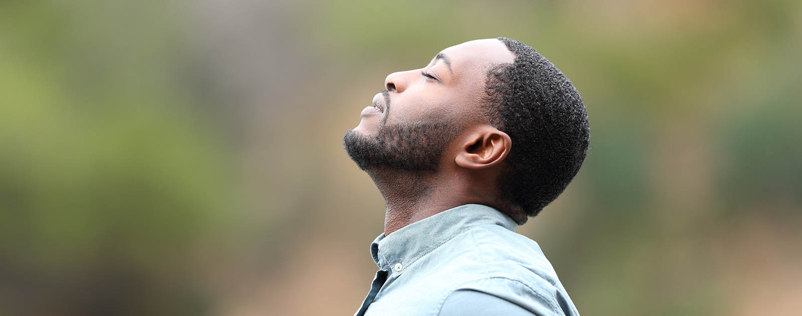 homem a respirar ar puro