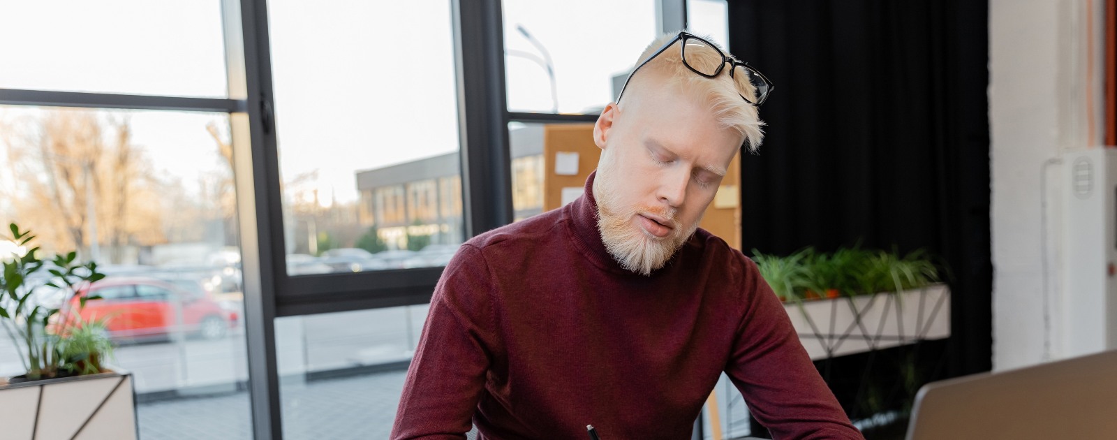 homem albino no escritório