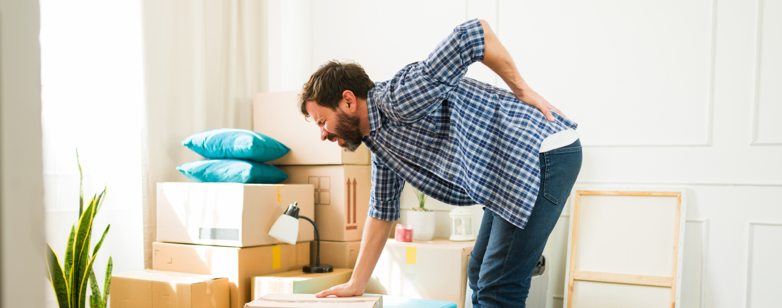 homem com dor lombar após carregar caixas