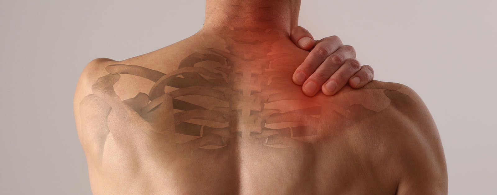 homem com dor na coluna