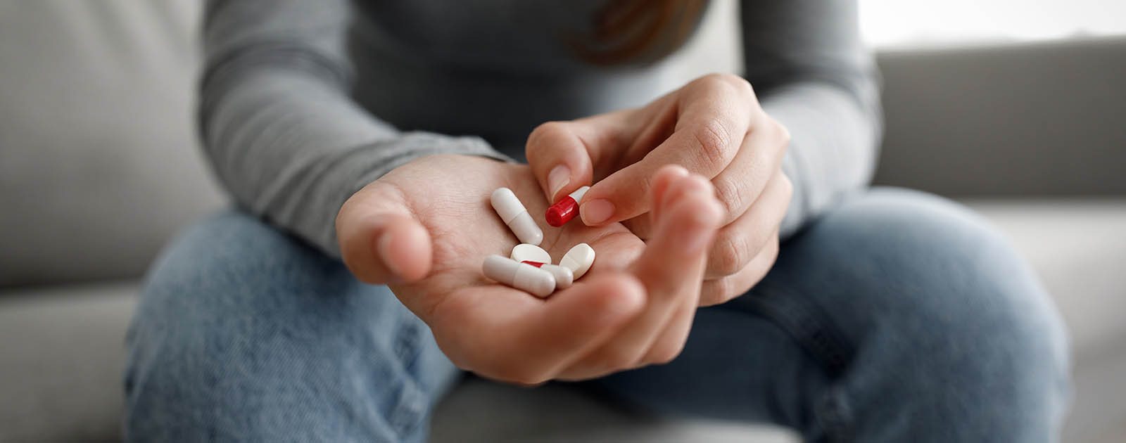 homem com medicamentos na mão