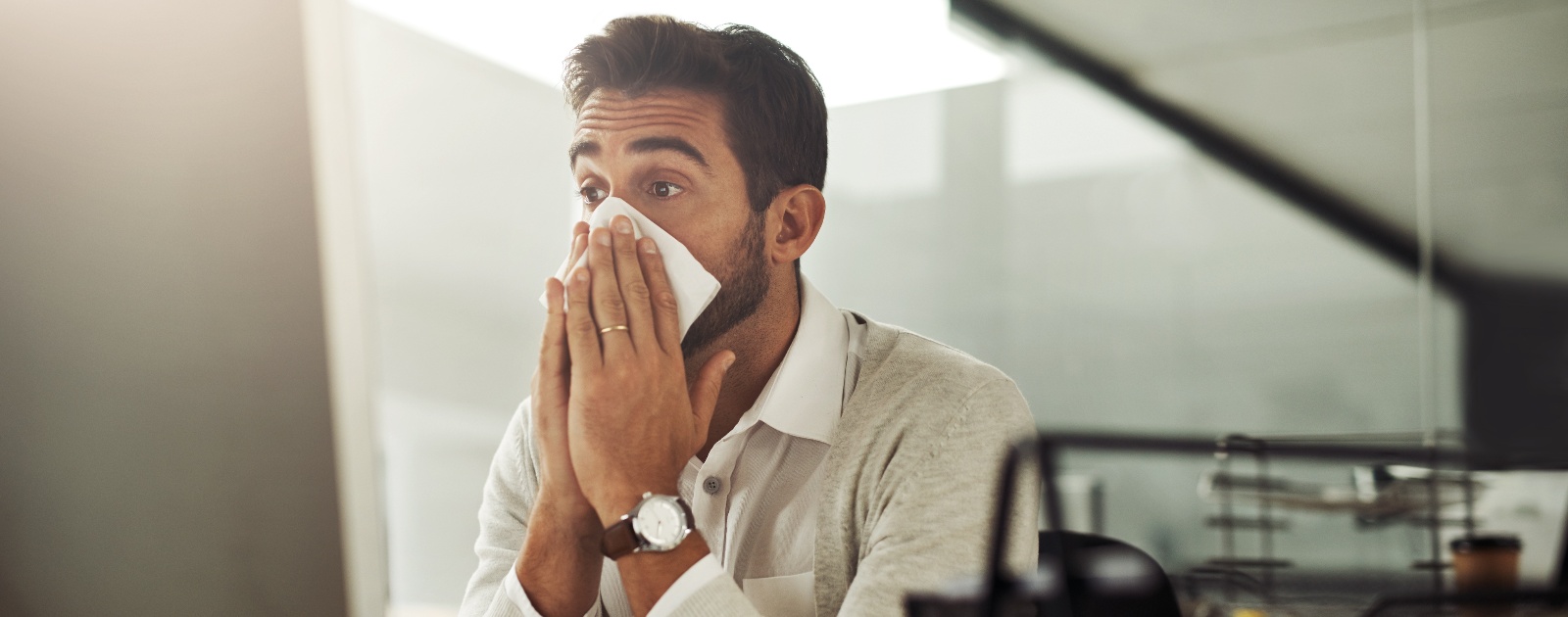 homem com uma crise de asma