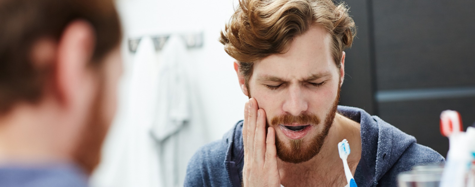 homem com sensibilidade dentaria