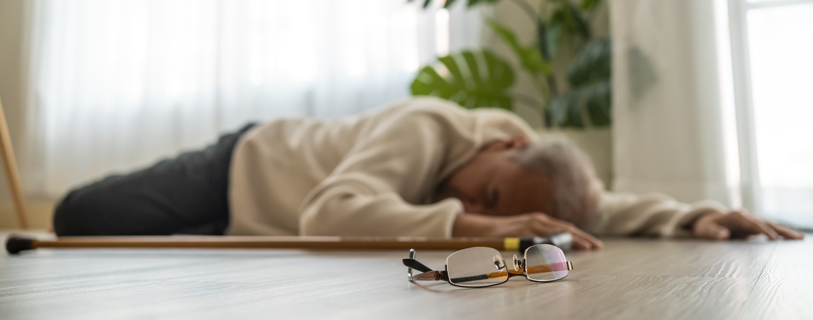 homem desmaiado no chão