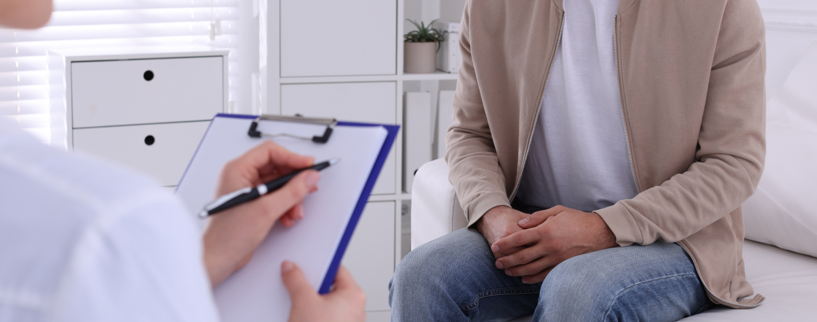 homem em consulta médica