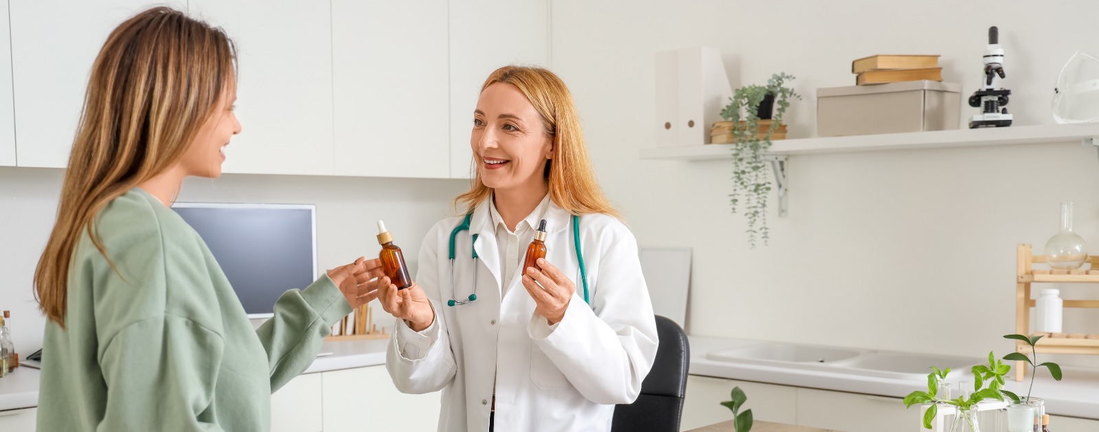 homeopata dá medicamento a paciente