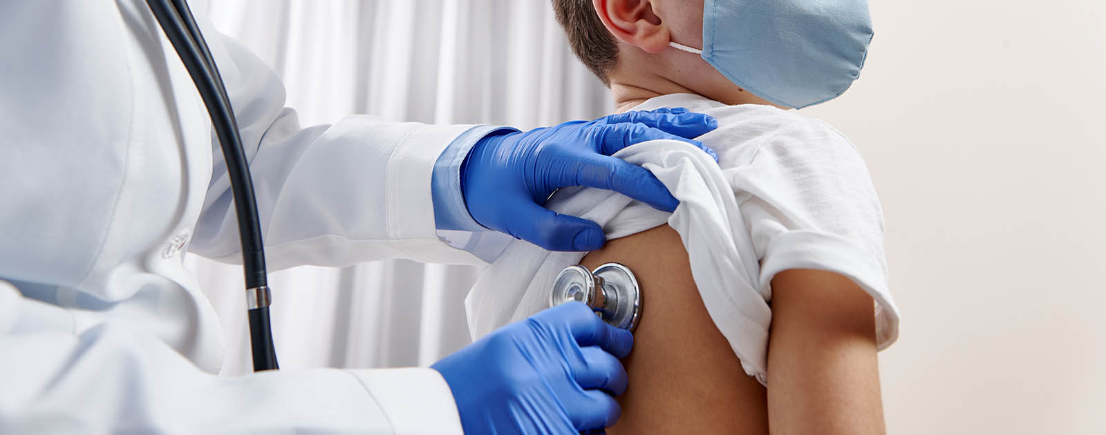 médico a auscultar paciente