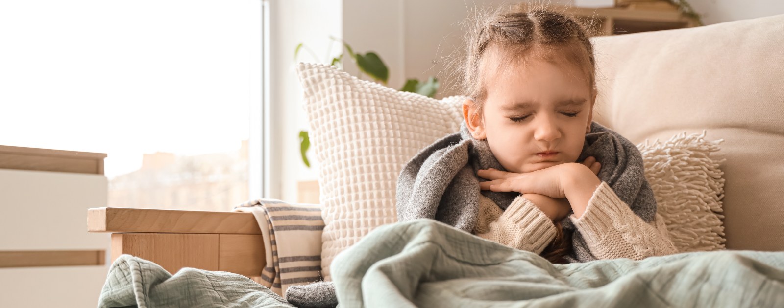 menina constipada com dor de garganta