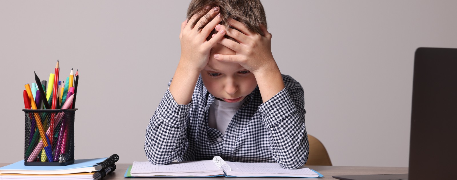 menino stressado a tentar estudar