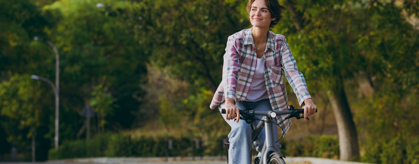 mulher a andar de bicicleta