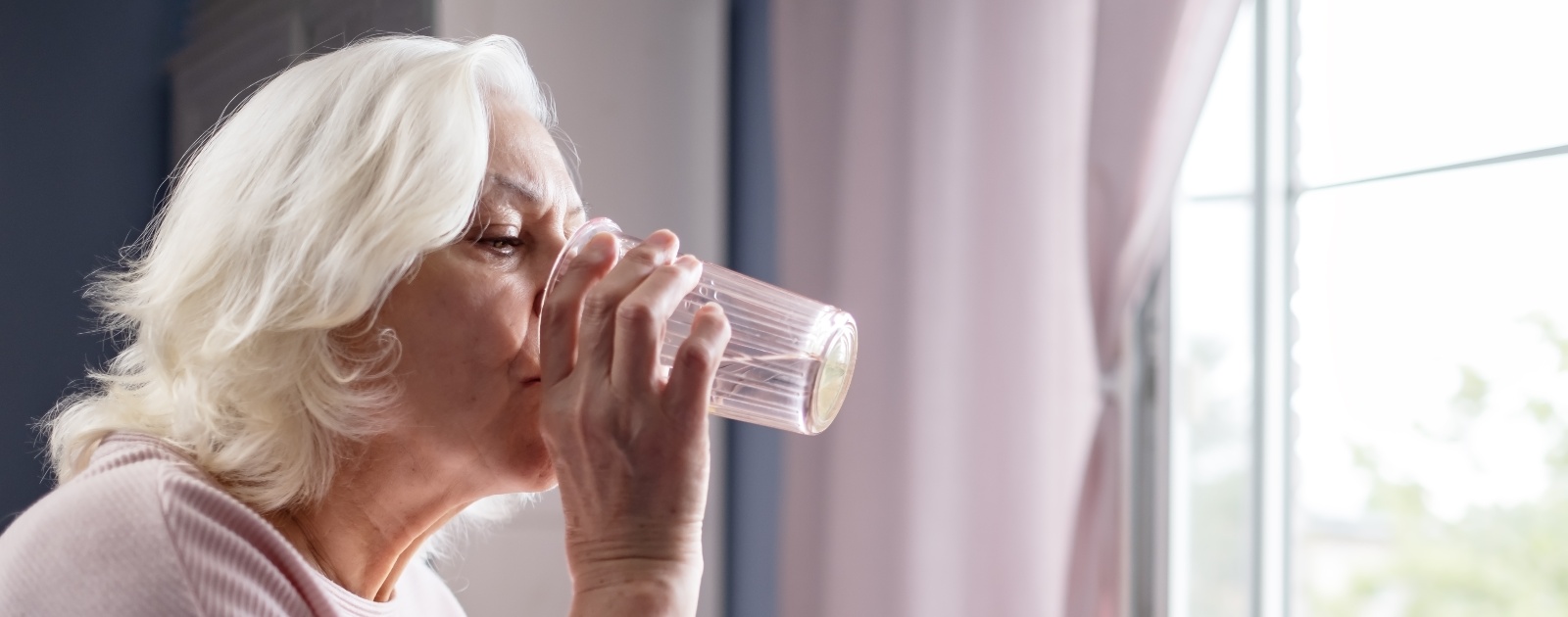mulher a beber água