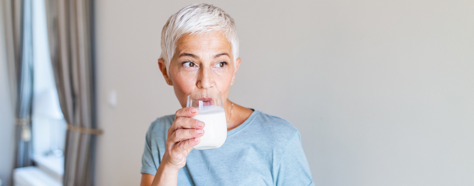 mulher a beber leite