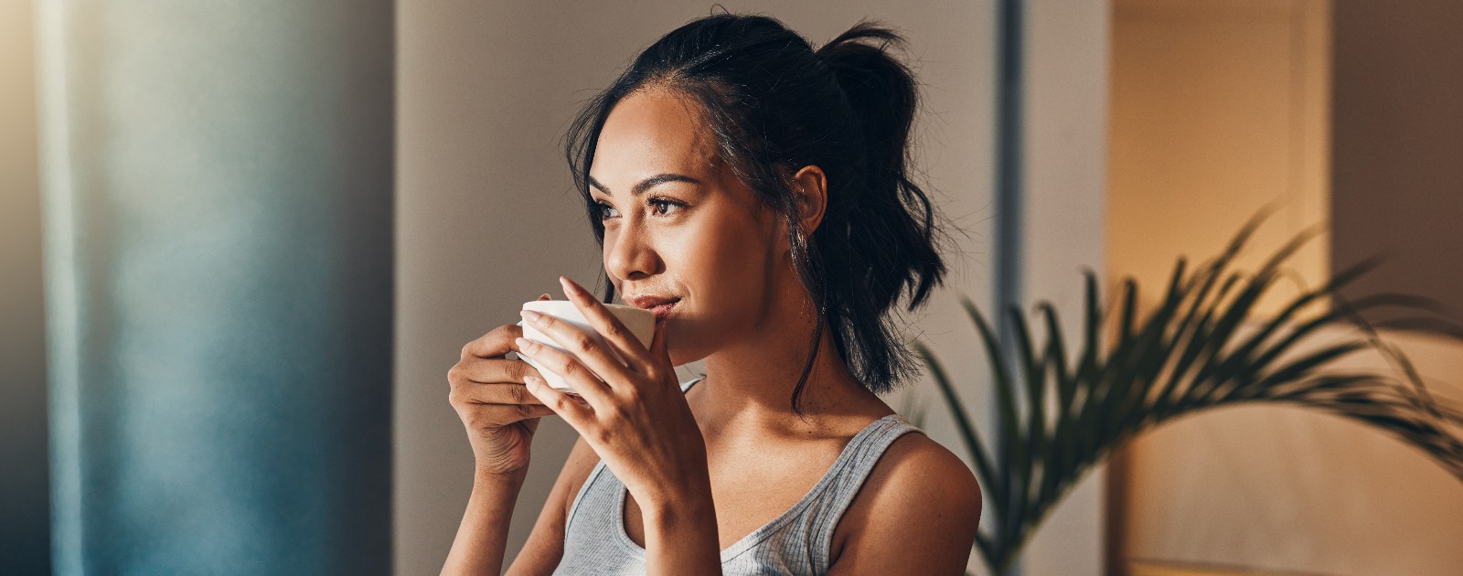 mulher a beber uma infusão de ora-pro-nóbis