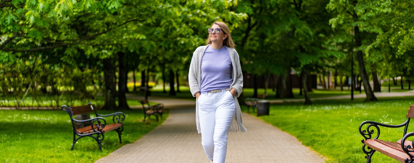 mulher a caminhar tranquilamente no parque