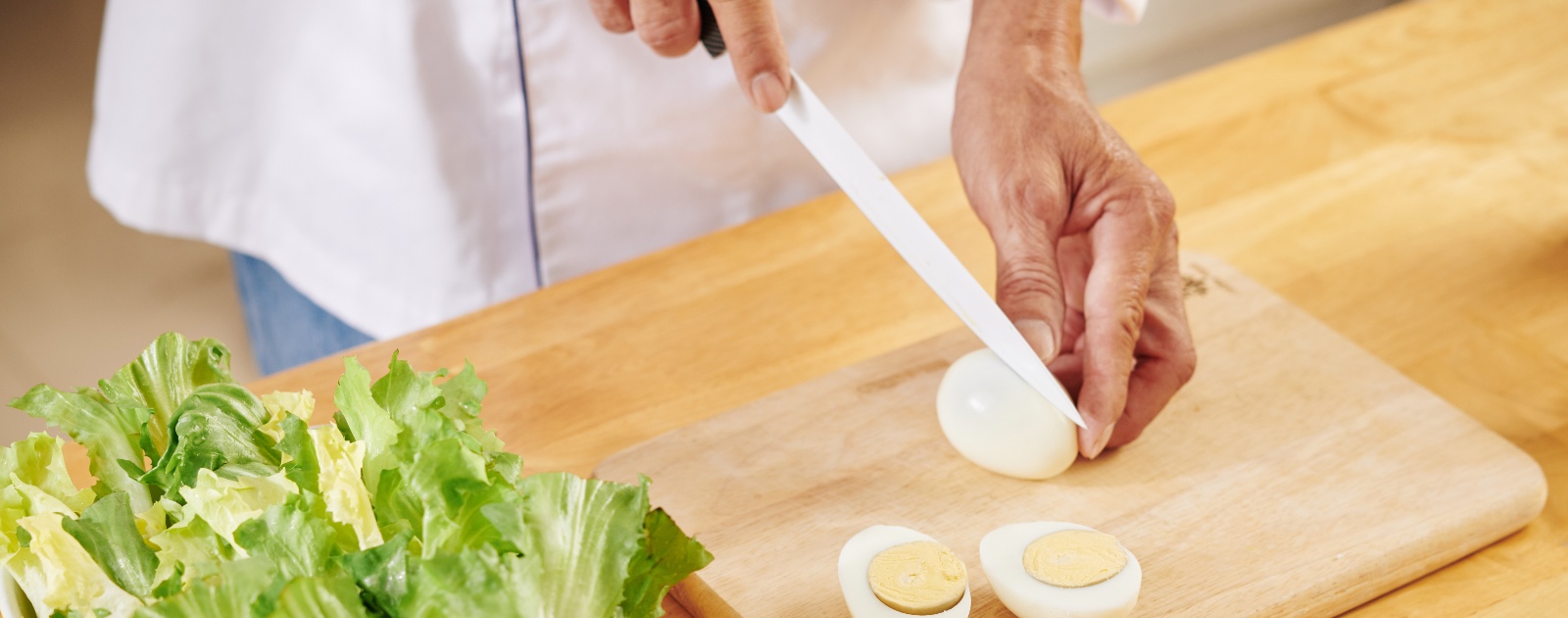 mulher a cortar um ovo cozido