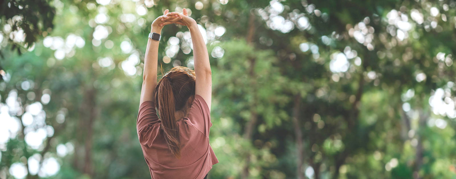 mulher a fazer alongamentos