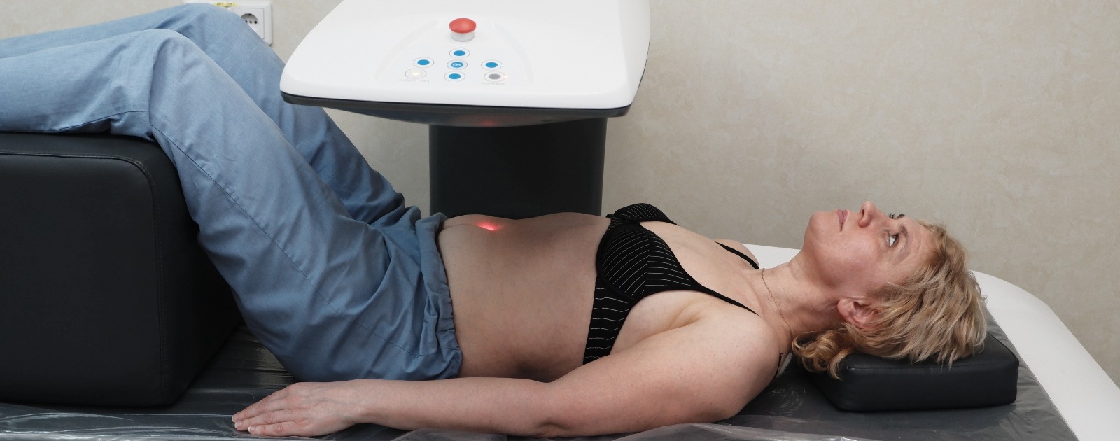 mulher a fazer exame de densitometria óssea