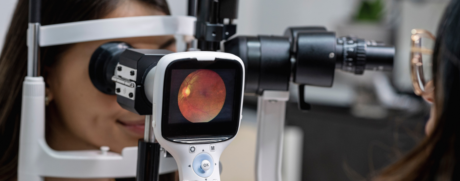 mulher a fazer exame ocular
