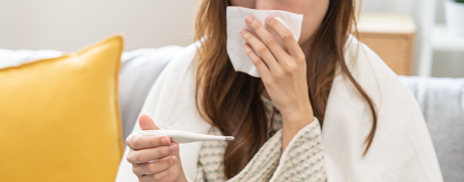 mulher a medir a febre