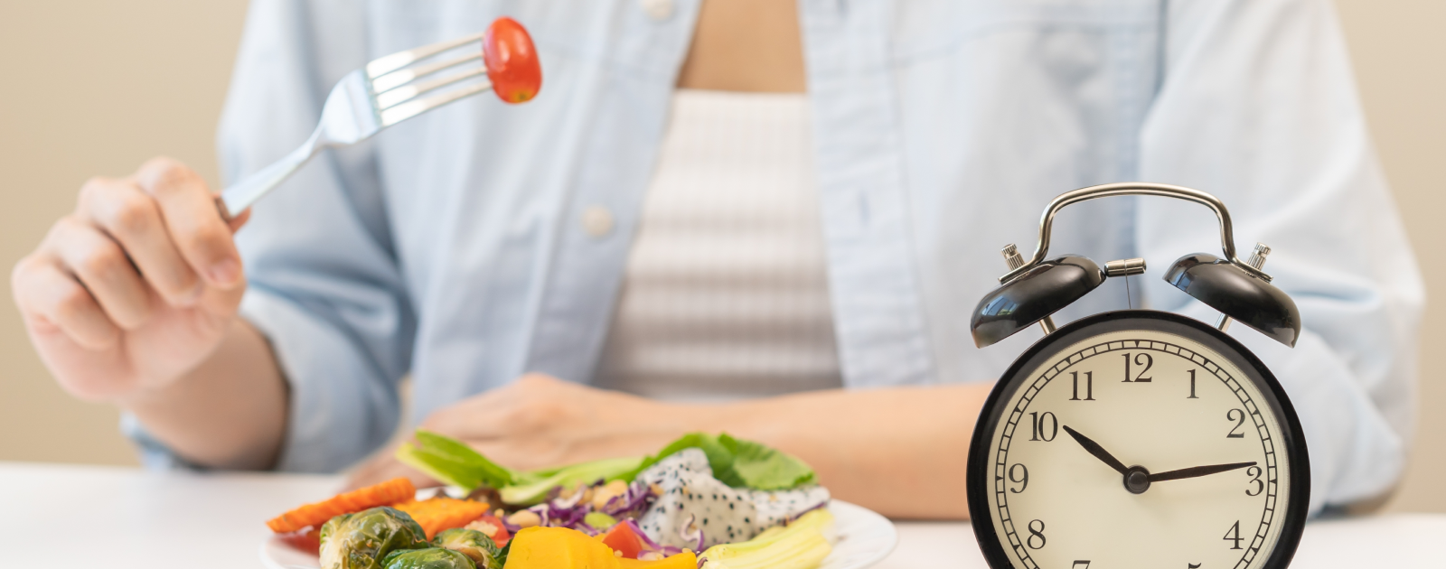 mulher a usufruir de uma refeição