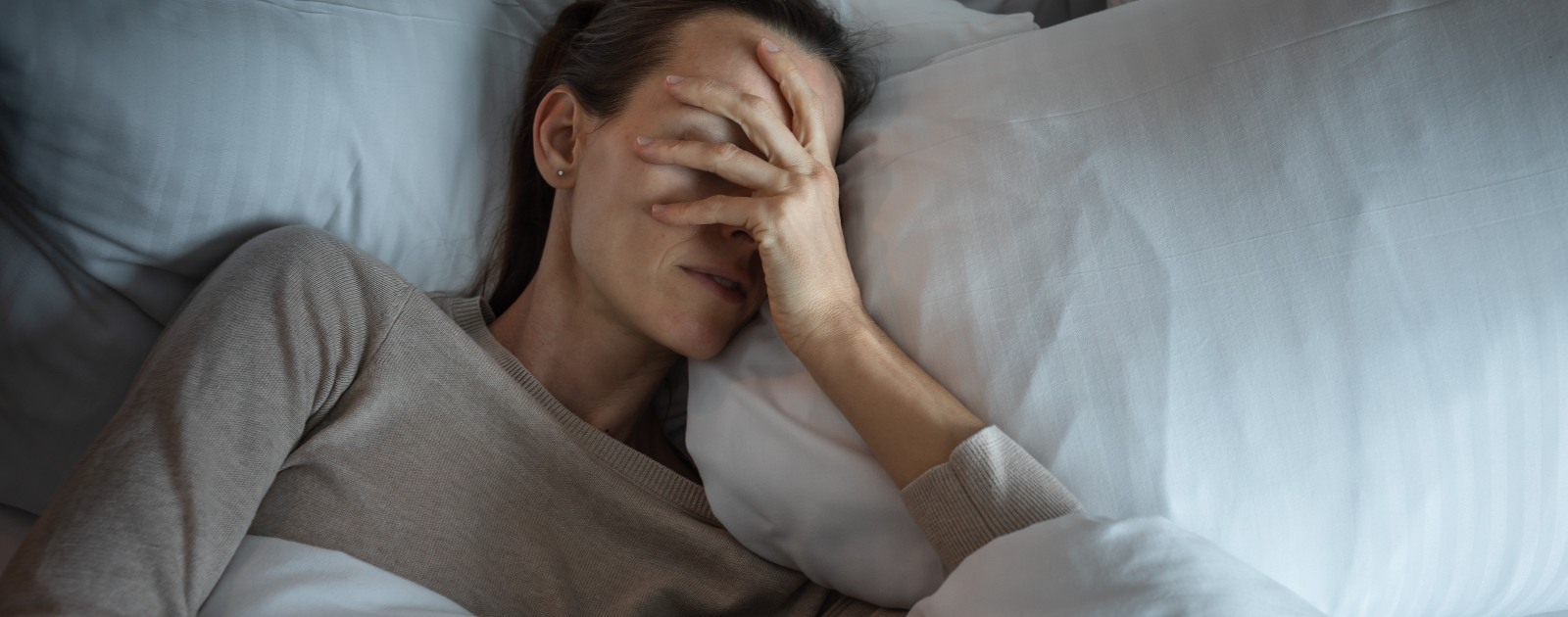 mulher com dificuldade em dormir