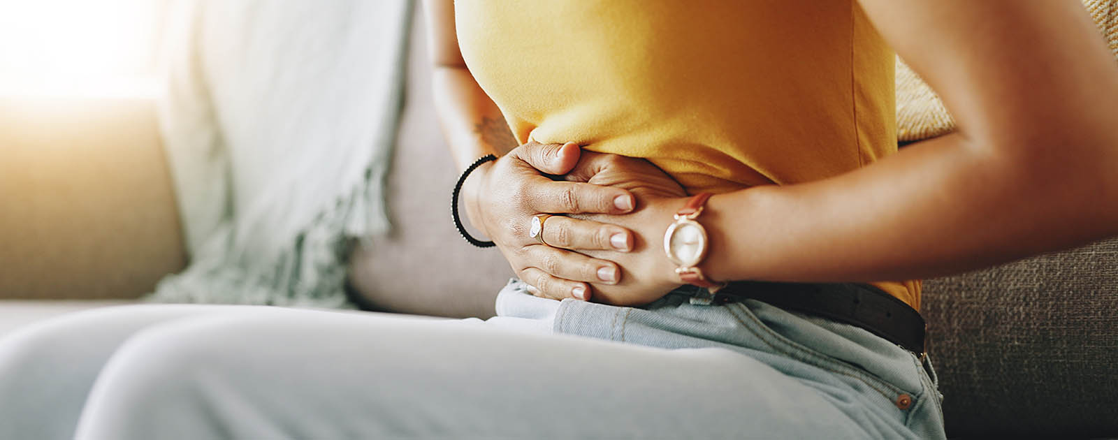 mulher com dor de estômago