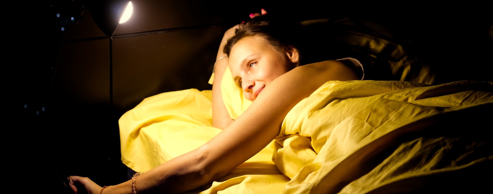 mulher desliga a luz do candeeiro antes de dormir