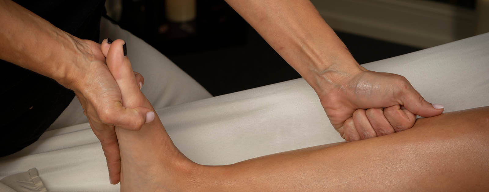 mulher em sessão de fisioterapia para tratar canelite