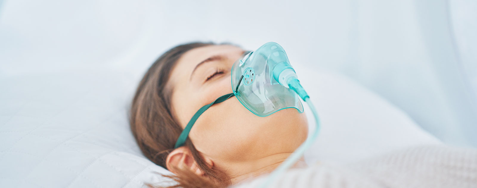 mulher em sessão de oxigenoterapia hiperbárica