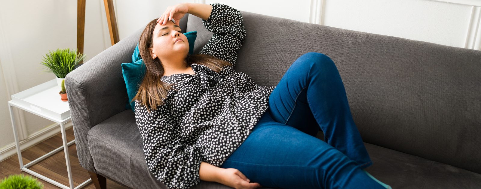 mulher obesa deitada no sofá