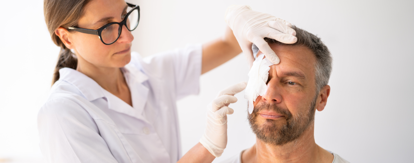 oftalmologista a colocar compressas no olho de paciente