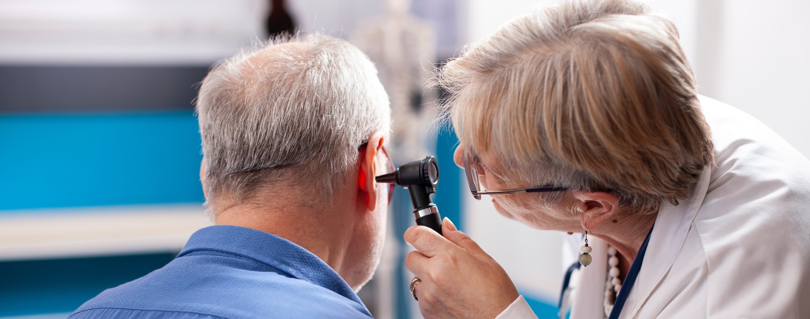 otorrino observa ouvido de paciente