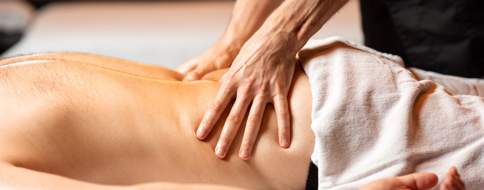 paciente a receber massagem terapêutica