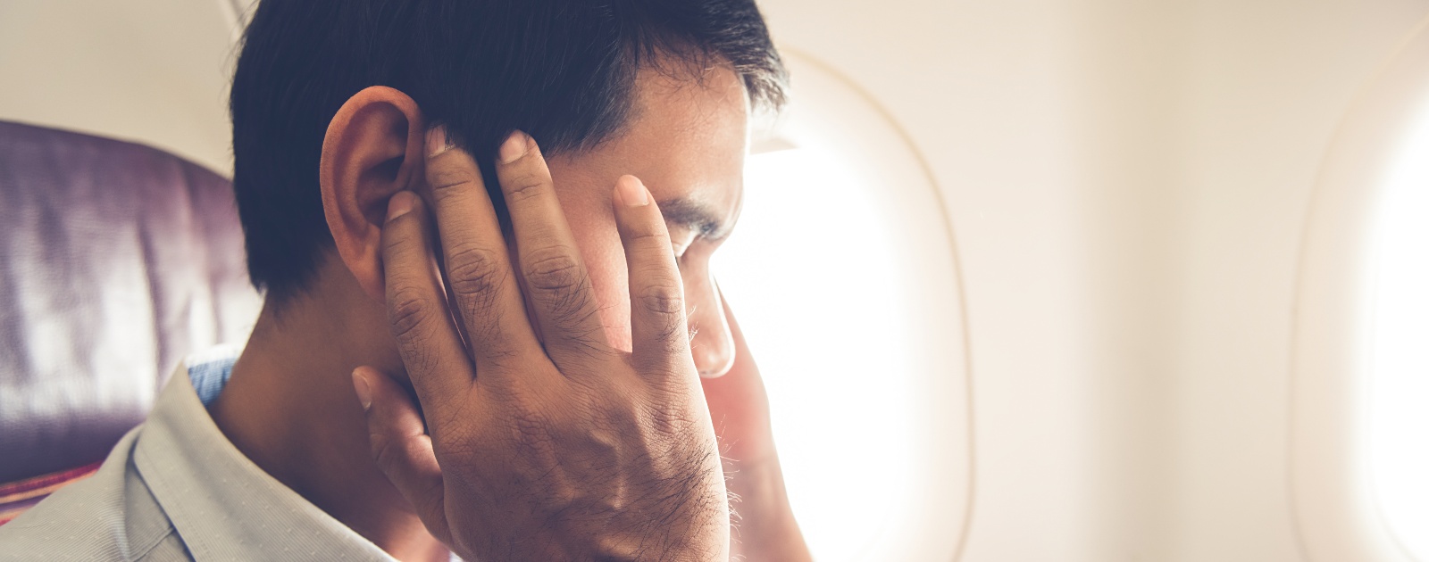 passageiro de avião sente ouvido entupido