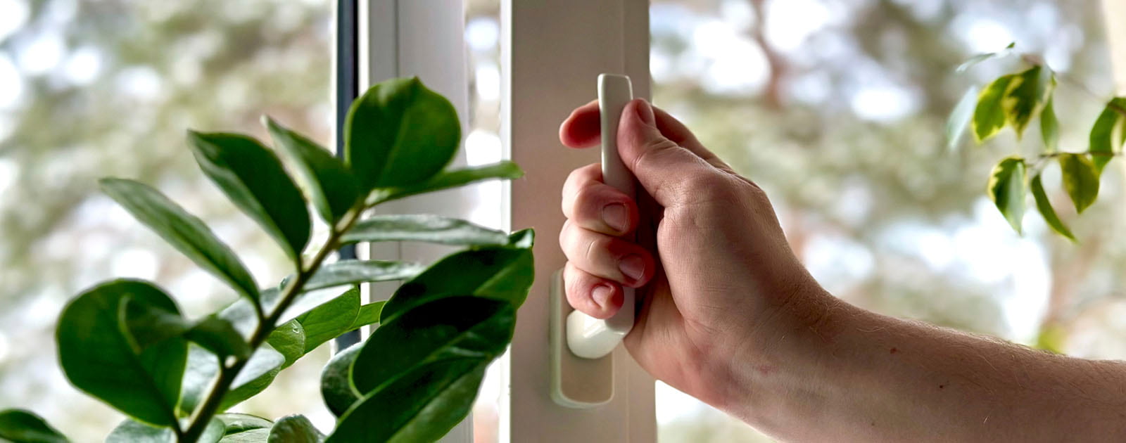 pessoa a abrir a janela da sala