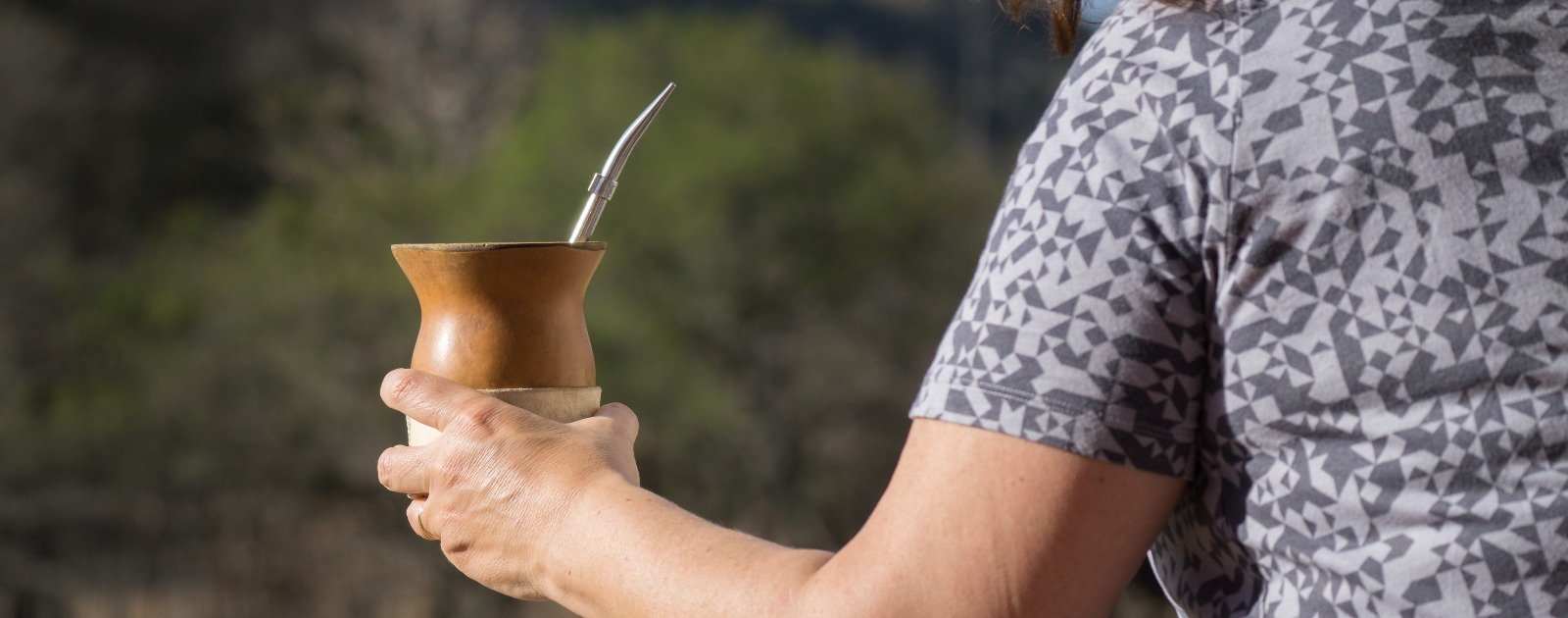 pessoa de desfrutar de chá de erva-mate