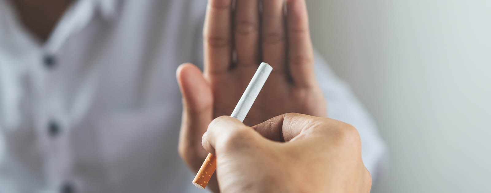 pessoa a rejeitar um cigarro