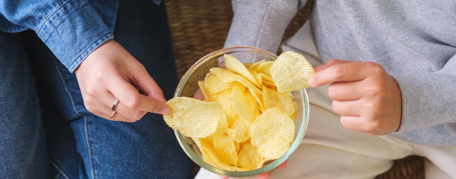 pessoas a comer batatas fritas