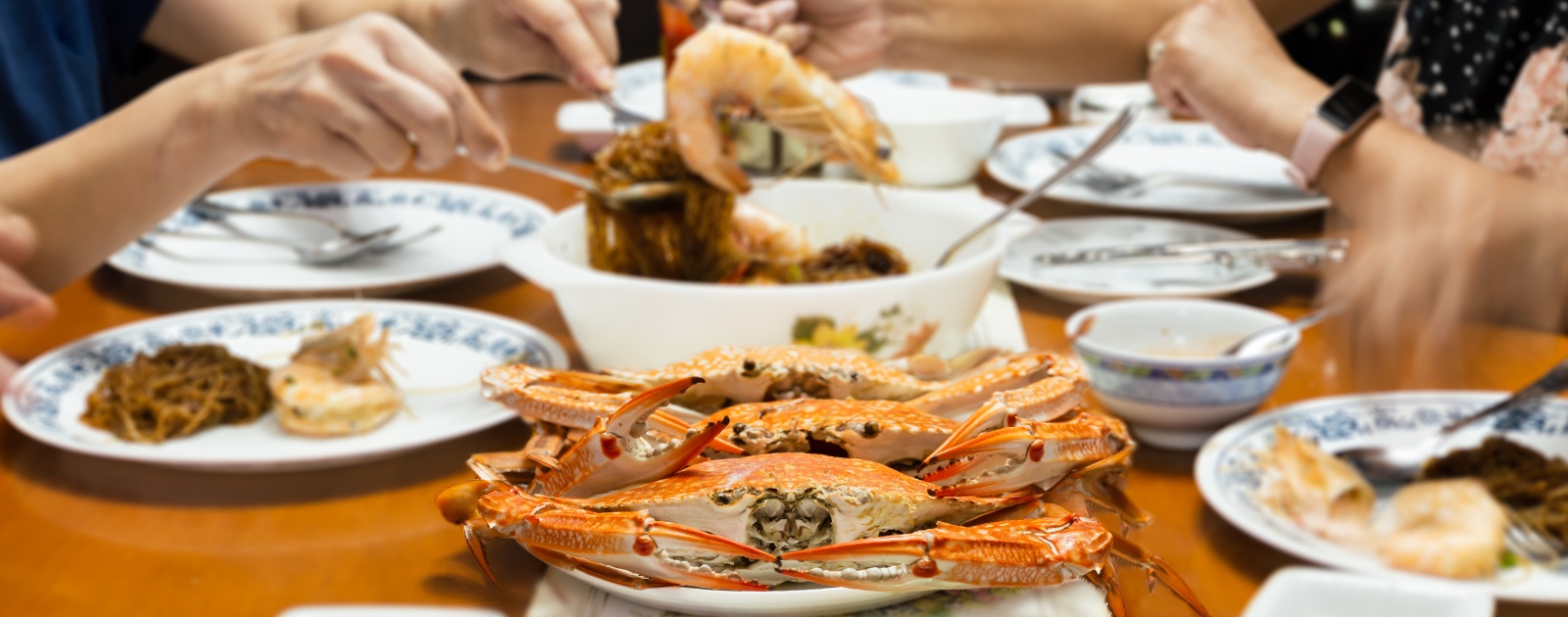 pessoas a comer marisco
