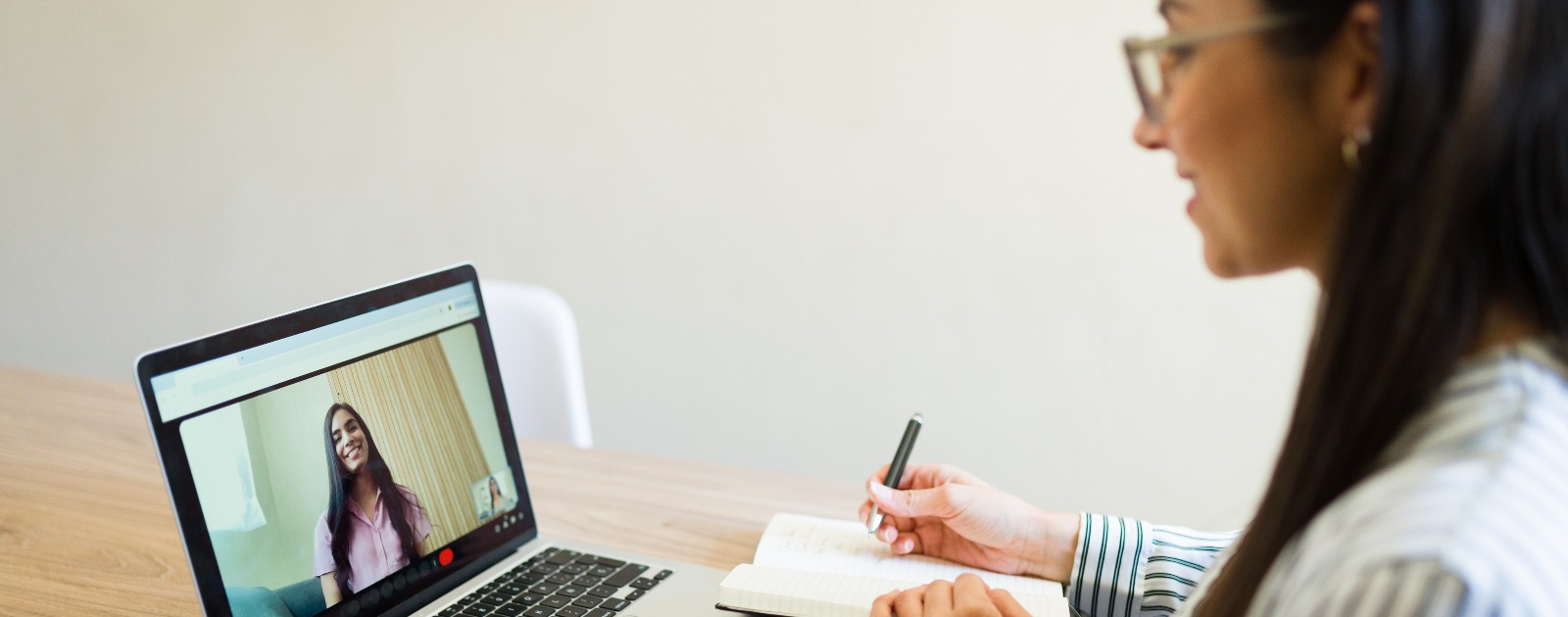 psicóloga a dar uma consulta de psicologia online