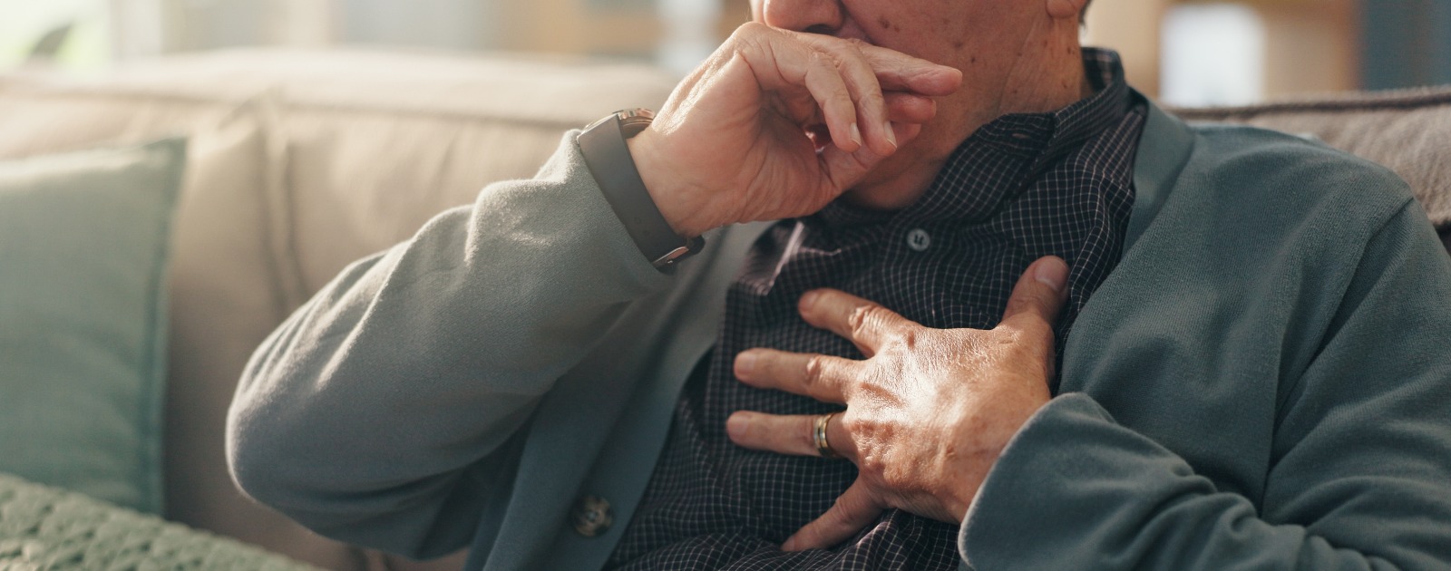 homem com rinite alérgica